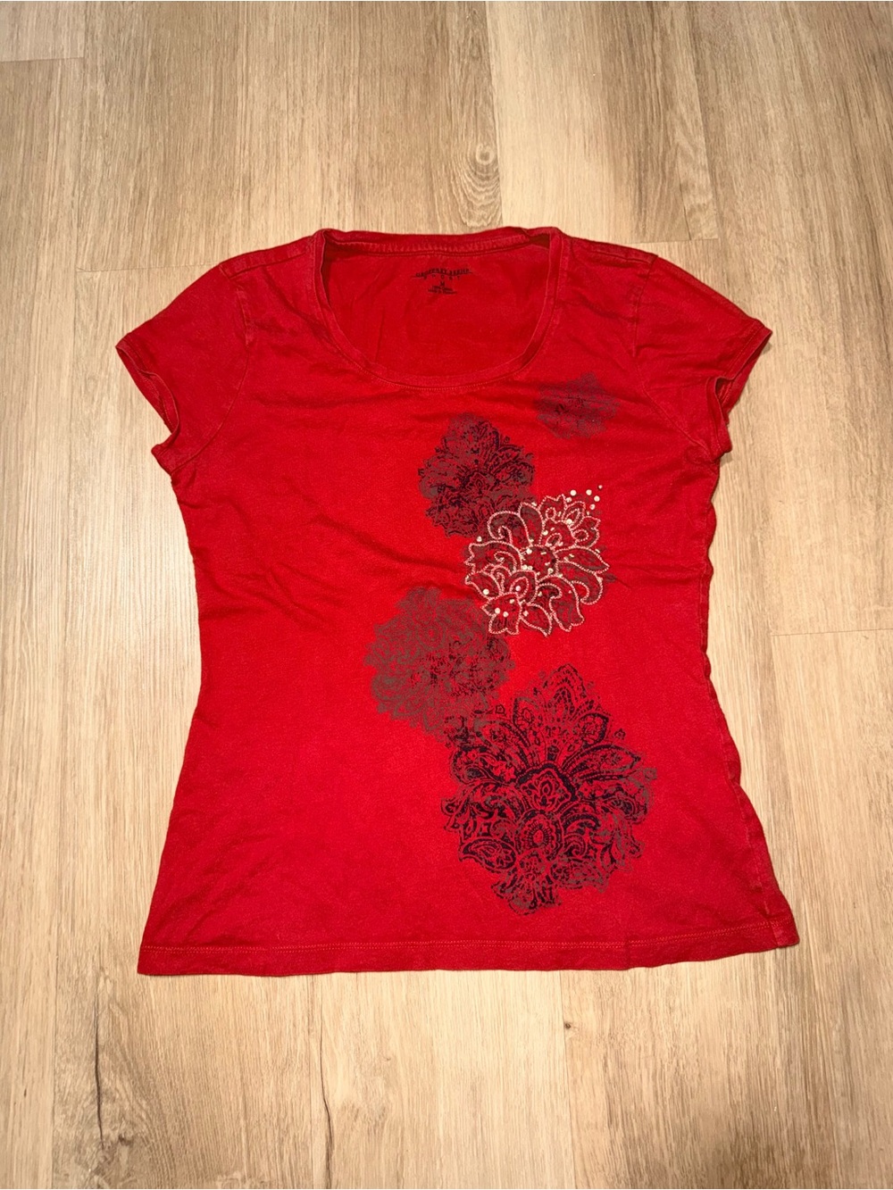 Geoffrey Beene Red Short-Sleeve Scoop Neck Tee with Black Floral Print